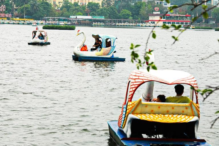 Outdoor activities in Hanoi: enjoy a fun duck boat ride on West Lake for 100-150.000VND