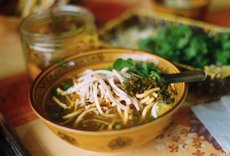 With prices from 40,000 to 60,000 VND, Pho Sapa is an affordable way to savor Sapa’s culinary heritage.