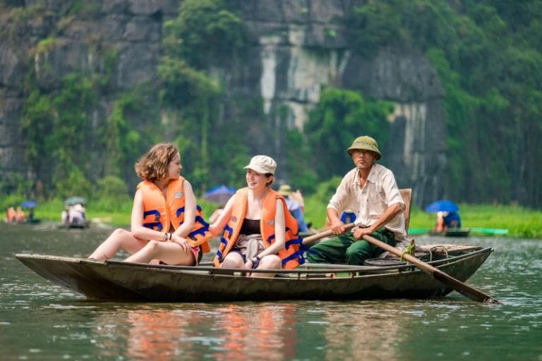 Traditional wooden boats ensure a quiet, pollution-free tour, perfect for enjoying nature’s beauty.