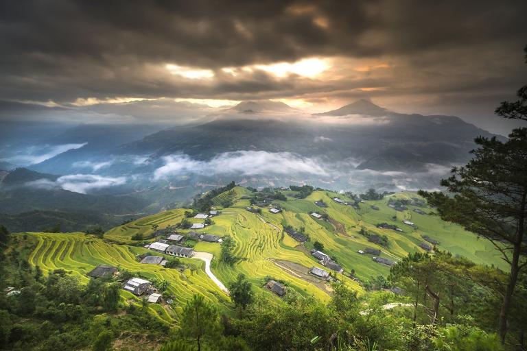 Clouds embrace Tay Con Linh Peak, revealing breathtaking views below 