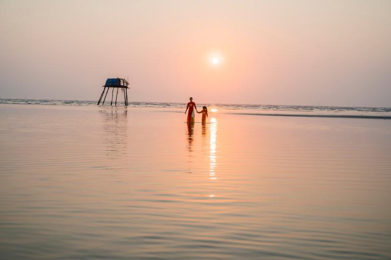 Con Den Beach is a peaceful, secluded sandbar in Thai Binh, 3 km offshore, ideal for nature lovers.