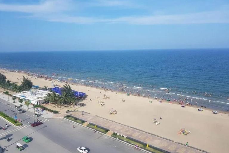 Sam Son Beach, with its crescent shape, stretches 9 km from Mount Truong Le to Quang Cu, making it one of the top beaches near Hanoi