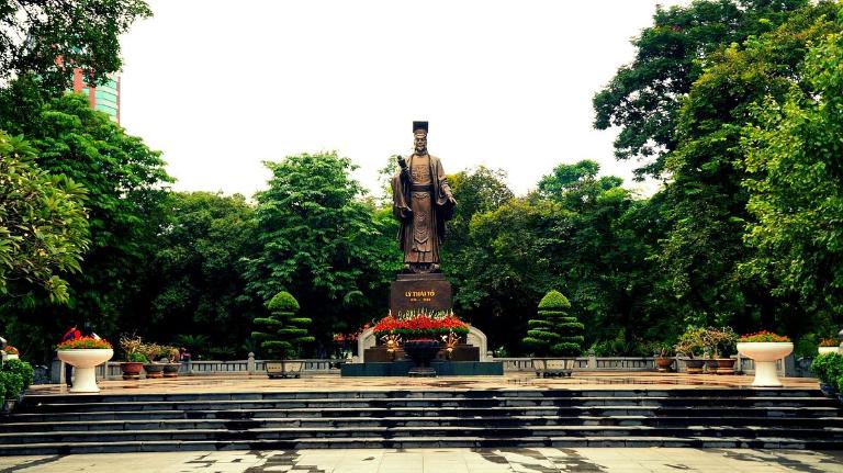 Relax and enjoy the peaceful beauty of Lý Thái Tổ Park near Hanoi’s center.