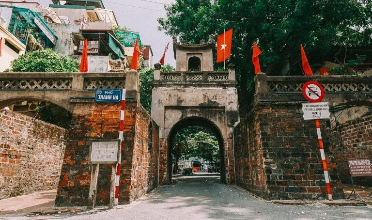 Discover hidden gems and local spots while strolling through Hanoi’s streets.