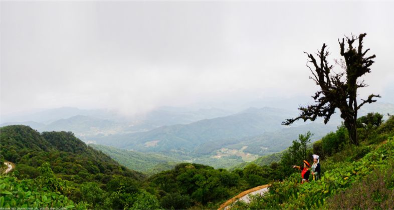 A Vietnamese landscape showing changing weather conditions, with sun, clouds, mist, and rain in one scene.