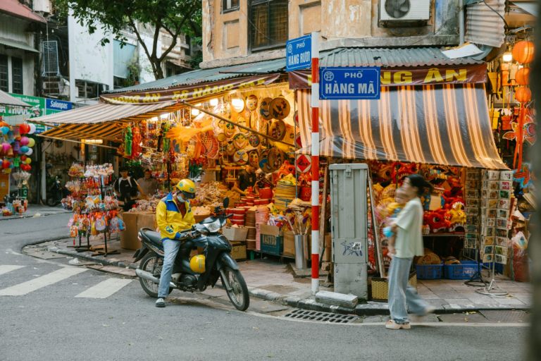 The bustling heart of Hanoi, alive with stories and colors. (Source: Collected)