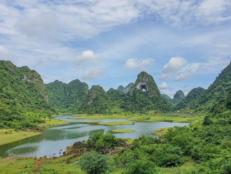 “God’s Eye” Mountain in Vietnam, showing steep peaks surrounded by lush forests and expansive views.