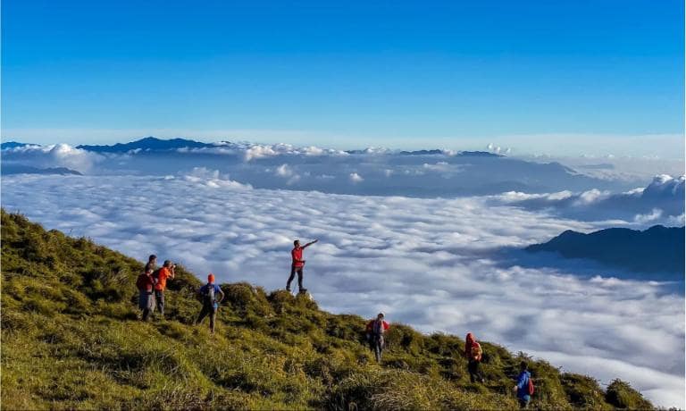 Lung Cung Peak offers stunning sunrise views, golden light, and an endless sea of clouds.