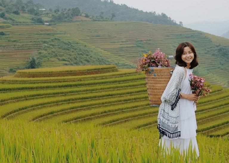 Pick comfortable and weather-appropriate clothes for a stylish Mu Cang Chai adventure.