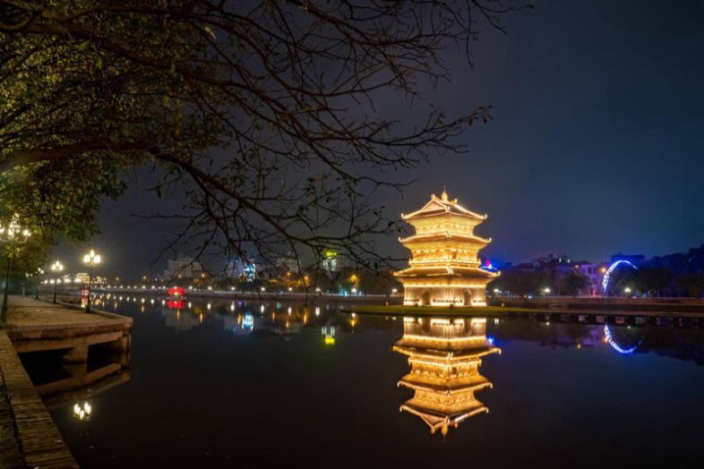 Ancient streets and historic buildings in Phố Cổ Hoa Lư, Ninh Bình, reflecting traditional Vietnamese architecture and culture.