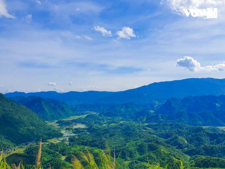 Explore Son Ba Muoi's traditional stilt houses and tranquil Thai ethnic community life.