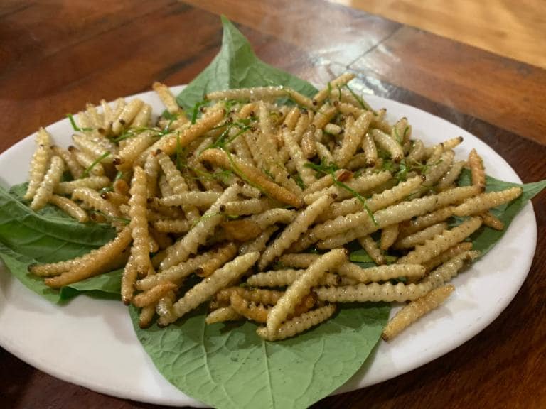 Bamboo worms, stir-fried with spices, are a rich and natural dish enjoyed at banquets and events.