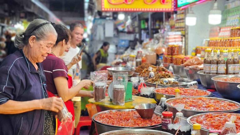 Dong Ba Market