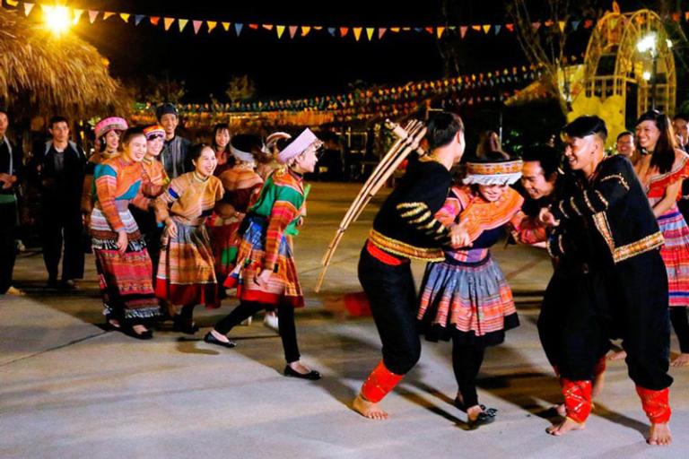 The Sapa Love Market is now an ongoing event every Saturday evening at Sapa Square, right in front of the stone church, attracting many visitors.