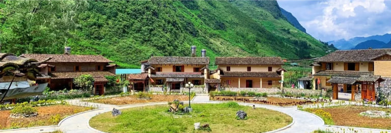 Yen Minh welcomes travelers with peaceful streets, pine-covered hills, and the gentle rhythm of highland life.