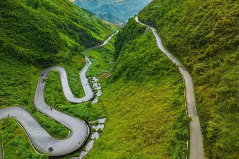 Ma Pi Leng Pass reveals one of Vietnam’s most breathtaking mountain views.