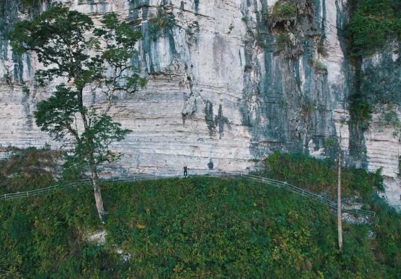 The route to Death Cliff