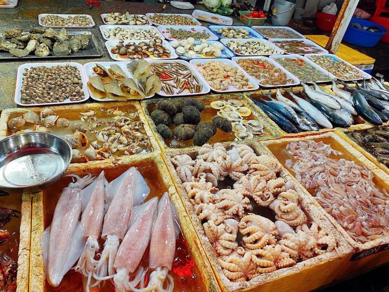 Local specialties like mantis shrimp and sa sung highlight Halong’s rich marine resources.