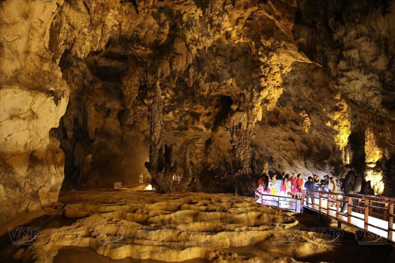 Inside Nguom Ngao Cave with glowing formations, echoes, and cool drifting air.